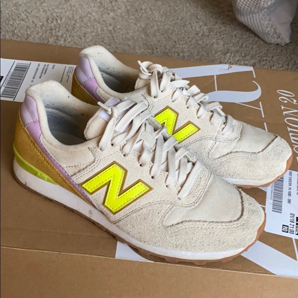 NB Sneaks with Trendy Neon Details